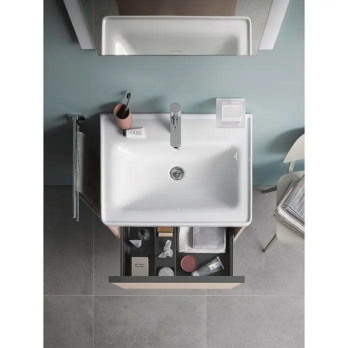 Duravit Waschtisch D-Neo - 60 x 48 cm, Weiß - Ein modernes Badezimmer-Waschbecken mit offenem Unterschrank, der diverse Badutensilien ordentlich verstaut.