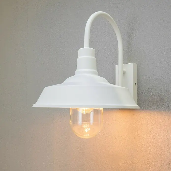 Konstsmide Außenwandleuchte Trapani - 20 W, Weiß, IP44 - Weiße Wandleuchte im Retro-Design. Die Leuchte hat einen Schirm und ein klares Schutzglas und sorgt für warmes Licht an der Wand.