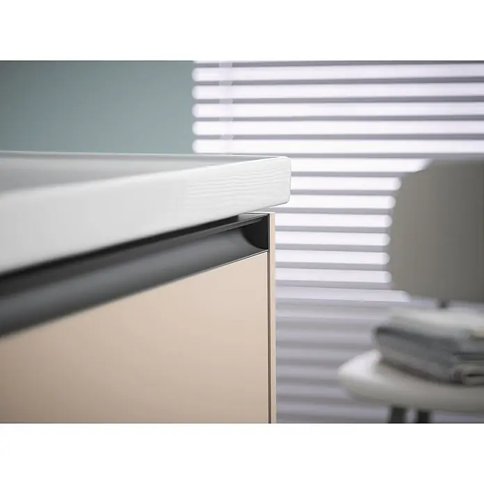 Duravit Waschtisch D-Neo - 60 x 48 cm, Weiß - Bild einer weißen Arbeitsplatte mit einem beigefarbenen Unterschrank im Badezimmer mit Jalousien.