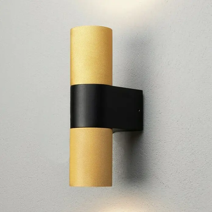 Konstsmide Außenwandleuchte Temi - 14 W, Schwarz/Gold, IP54 - Goldene Wandleuchte mit modernem, zylindrischem Design und schwarzer Halterung, die jedem Raum einen Hauch von Eleganz verleiht.