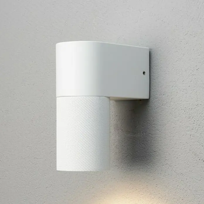Konstsmide Außenwandleuchte Temi - 7 W, Weiß, IP54 - Nahaufnahme einer eleganten, weißen Wandleuchte, die ein modernes Design und subtile Beleuchtung in jedem Raum verspricht.