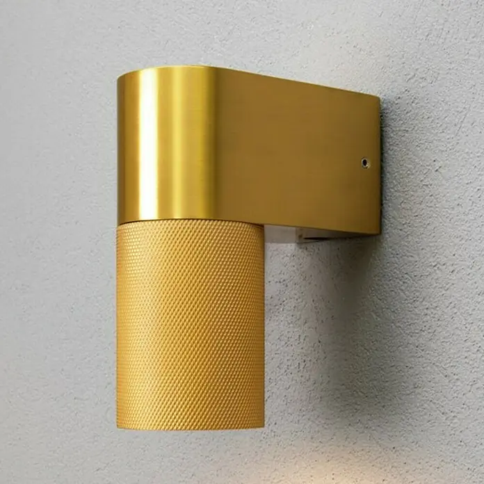 Konstsmide Außenwandleuchte Temi - 7 W, Gold, IP54 - Goldene Wandleuchte mit zylindrischem Schirm und rechteckiger Basis für stilvolle Beleuchtung.