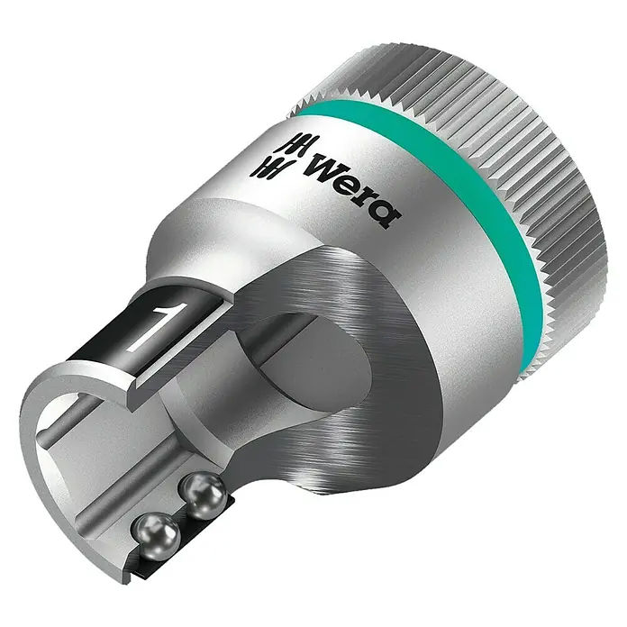 Wera Zyklop Steckschlüsseleinsatz 8790 HMC HF - 13 mm, Antriebsgröße: ½″ - Nahaufnahme eines Wera Werkzeug-Adapters mit grünen Akzenten, der für Präzision und Langlebigkeit im Werkstattbereich steht.