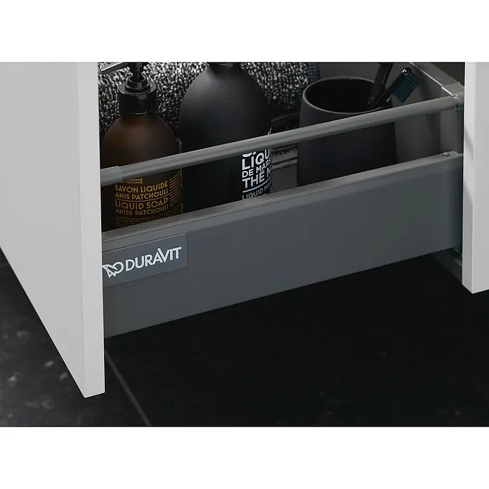 Duravit Waschtischunterschrank D-Neo - 58,4 x 45,2 x 62,5 cm, Weiß - Ein grauer Duravit-Schrankauszug mit verschiedenen Badartikeln wie Seife und Zahnbürsten.