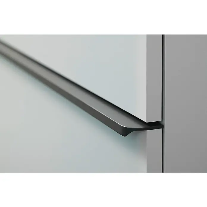 Duravit Waschtischunterschrank D-Neo - 58,4 x 45,2 x 62,5 cm, Weiß - Detailaufnahme eines modernen Schubladengriffs in Grau, der sich nahtlos in das minimalistische Design der Küchenmöbel einfügt.