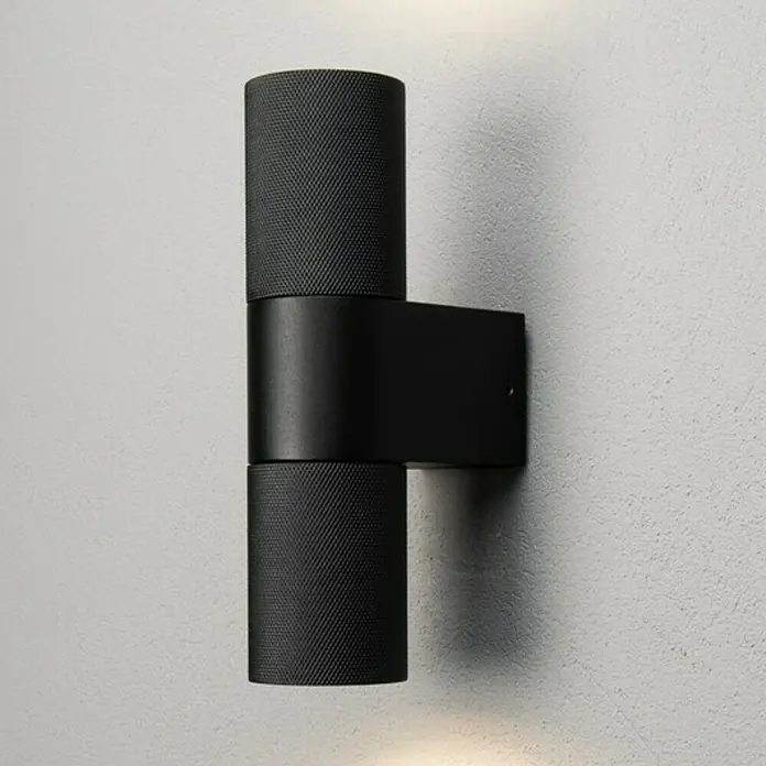 Konstsmide Außenwandleuchte Temi - 14 W, Schwarz, IP54 - Schwarze Wandleuchte mit zylindrischem Design, die ein modernes Ambiente schafft. Das Licht strahlt nach oben und unten und sorgt für eine angenehme Atmosphäre.