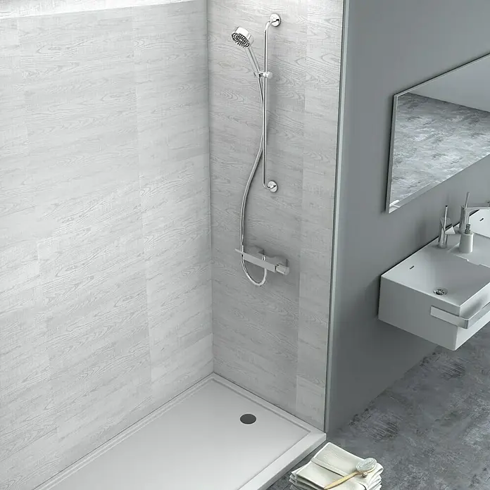 Bariperfil Perfil de acabado angular Roble Bergen - 2,6 m x 3 cm - Baño luminoso con una ducha moderna equipada con elegantes accesorios y un desagüe, complementado con un lavabo elegante.
