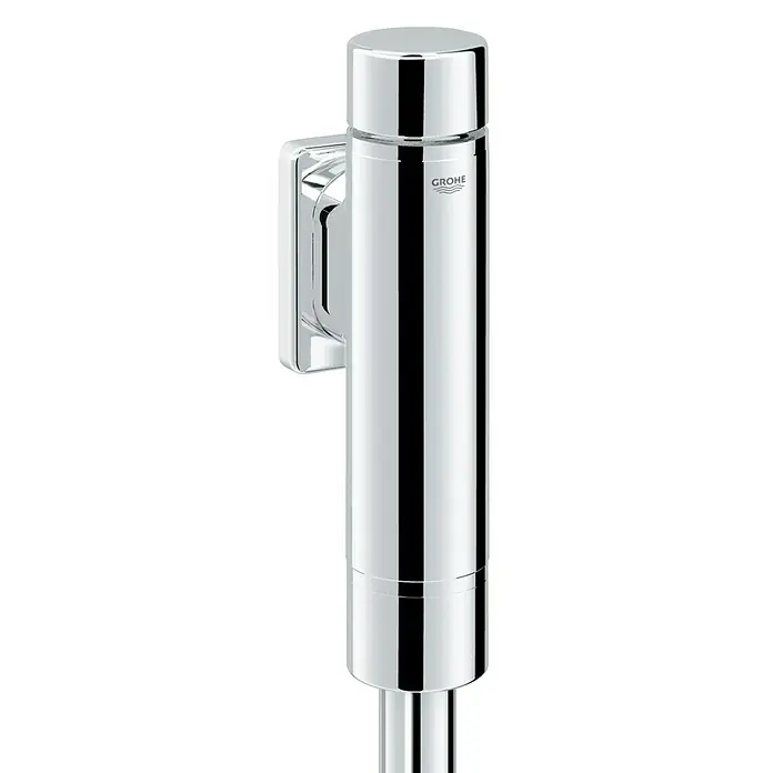 Grohe Rondo WC-Druckspüler - ¾″, Ohne Vorabsperrung - Nahaufnahme eines glänzenden, verchromten Grohe-Duschkopfes mit Wandhalterung, der ein schlankes, zylindrisches Design aufweist.