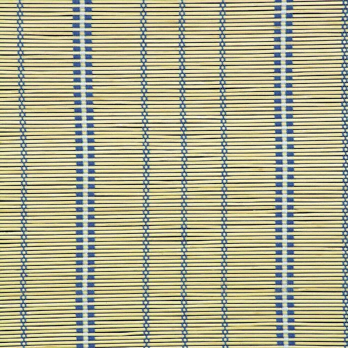 Estor enrollable Safari - An x Al: 150 x 175 cm, Natural - Primer plano de una estera de bambú con detalles en azul, que ofrece un elemento natural y decorativo para tu hogar.