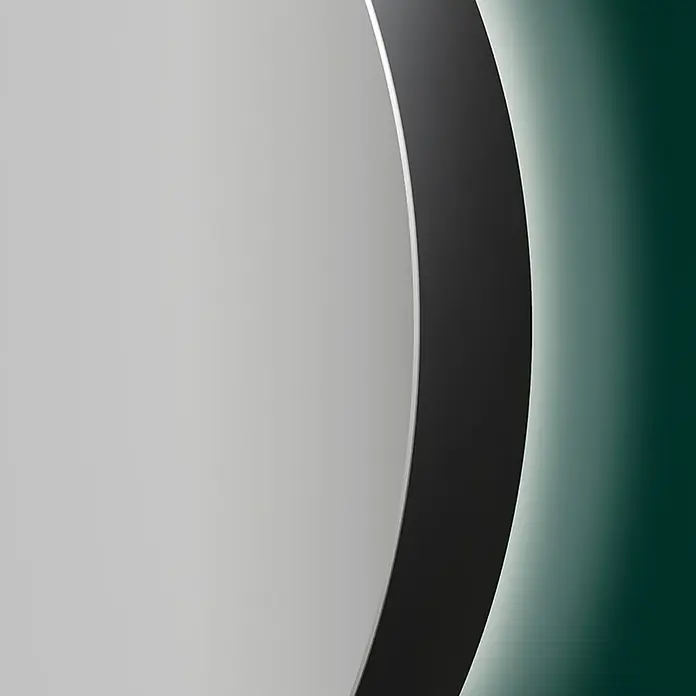 DSK LED-Spiegelschrank Picasso Style - Aluminium, Schwarz - Nahaufnahme einer eleganten runden LED-Wandleuchte, die ein weiches Licht in einem modernen Raum erzeugt und dessen Ambiente hervorhebt.