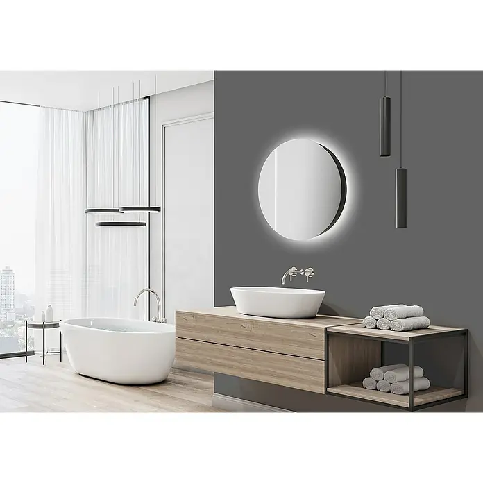 DSK LED-Spiegelschrank Picasso Style - Aluminium, Schwarz - Elegantes Badezimmer mit einem runden Spiegel mit Hintergrundbeleuchtung, einem modernen Waschtisch und einer freistehenden Badewanne.