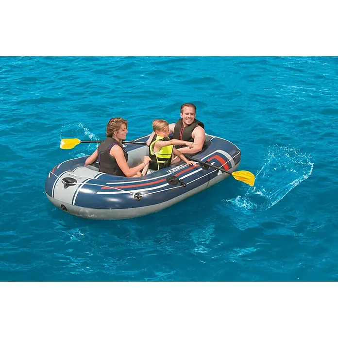 Bestway Hydro Force Bote hinchable Treck 250 - L x An x Al: 2,55 m x 1,27 m x 41 cm, Apto para: 2 personas, Carga útil: 255 kg - Una familia disfruta de un paseo en un bote inflable Bestway en el agua, con remos para la aventura.