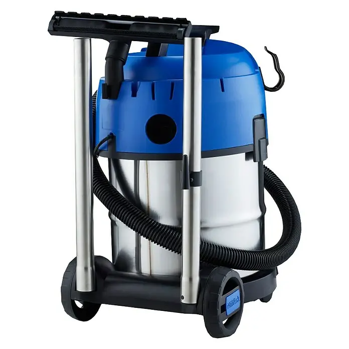 Nilfisk Elektro-Nass- & Trockensauger Multi II 22 Inox - 1.200 W, Behältervolumen: 22 l, Mit Beutel - Hier ist ein Nass- und Trockensauger mit blauem Oberteil und silbernem Gehäuse, der für vielfältige Reinigungsaufgaben geeignet ist.
