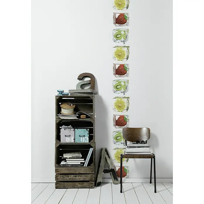 A.S. Création Designpanel pop.up - Eiswürfel, Bunt, 35 cm x 2,5 m - Holzregal und Stuhl mit Buchstapel: rustikales Flair und stilvolle Dekoration, schaffen eine gemütliche Atmosphäre für jeden Raum.