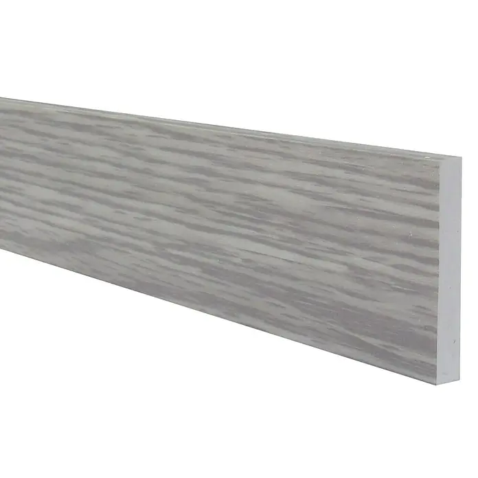 Bariperfil Cornisa Roble Bergen - 2,05 m x 6 mm x 4 cm - Un rodapié rectangular con un patrón de grano de madera gris. Ideal para suelos e interiores con un diseño elegante.