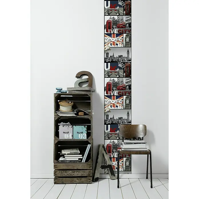 A.S. Création Designpanel pop.up - UK, Schwarz/Weiß/Bunt, 35 cm x 2,5 m - Einrichtungsidee mit einem Holzregal, dekoriert mit Gegenständen, und einer London-Fototapete, die einen Hauch von urbanem Stil verleiht.