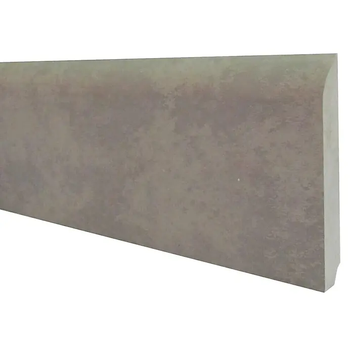 Bariperfil Rodapié Boston - 2,2 m x 10 mm x 7 cm - Primer plano de un zócalo gris con un borde redondeado, ideal para interiores modernos y una transición elegante al suelo.