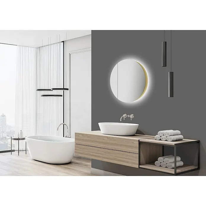 DSK LED-Spiegelschrank Picasso Style - Aluminium, Gold - Helles Badezimmer mit runden LED Spiegel, Holzwaschtisch, Aufsatzwaschbecken, Handtüchern und Badewanne unter modernen Hängeleuchten.
