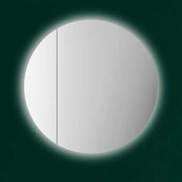 DSK LED-Spiegelschrank Picasso Style - Aluminium, Weiß - Runder Spiegelschrank mit Beleuchtung an einer grünen Wand. Der Schrank hat eine vertikale Trennlinie.
