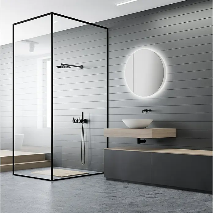 DSK LED-Spiegelschrank Picasso Style - Aluminium, Weiß - Ein stilvolles Badezimmer mit einer begehbaren Dusche mit schwarzem Rahmen und einem Waschtisch mit einem runden Spiegel mit Hintergrundbeleuchtung.