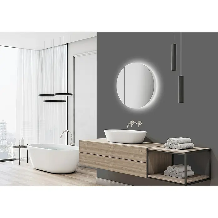 DSK LED-Spiegelschrank Picasso Style - Aluminium, Weiß - Helles Badezimmer mit freistehender Badewanne, Waschtisch mit Aufsatzwaschbecken und rundem Spiegel mit Hintergrundbeleuchtung.