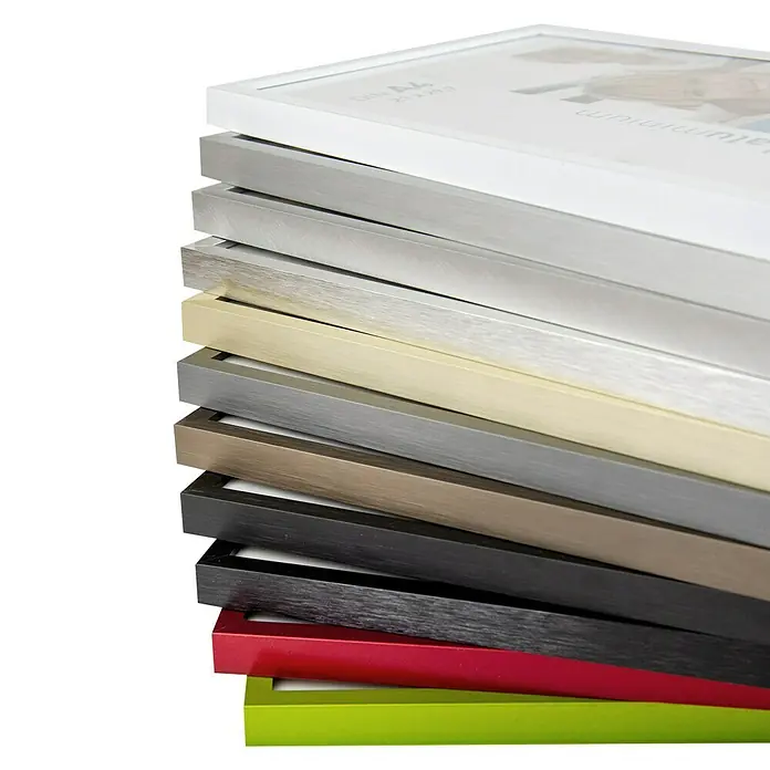 Nielsen Alurahmen C2 - 60 x 80 cm, Schwarz - Stapel von Bilderrahmen in verschiedenen Farben. Vielfalt an Aluminiumrahmen für Fotos oder Kunstwerke in Weiß, Schwarz, Silber, Grün und Rot.