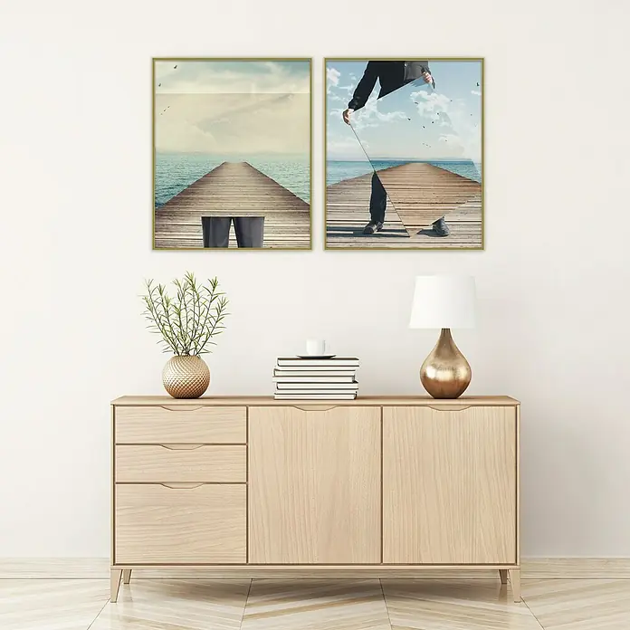 Nielsen Alurahmen Classic - DIN A2 / 42 x 59,4 cm, Contrastgrau - Zwei gerahmte Kunstwerke mit einem Steg am Meer und einem eleganten Holzschrank mit Dekorationen.