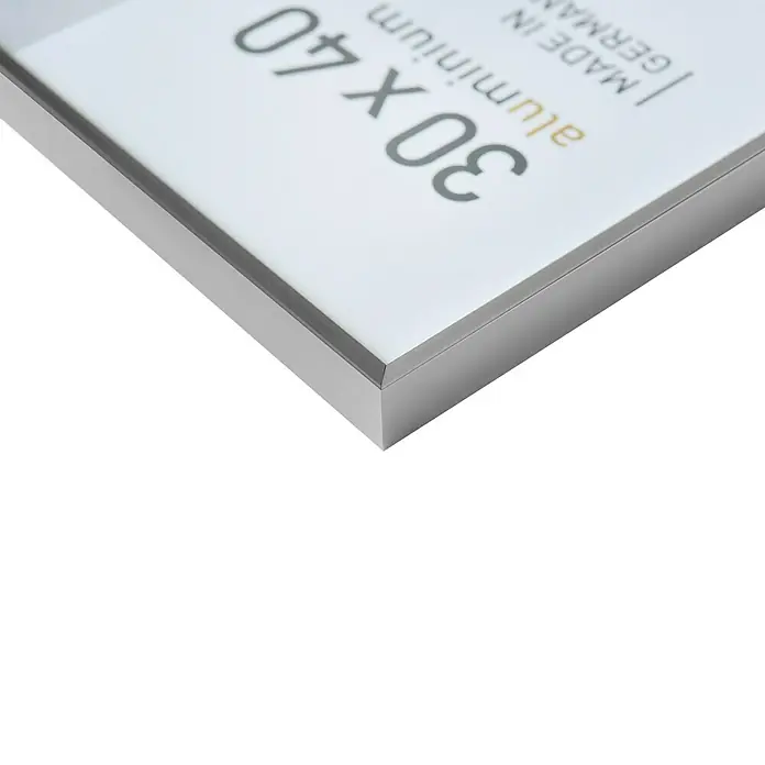 Nielsen Alurahmen Pixel - 24 x 30 cm, Mattsilber - Nahaufnahme eines silbernen Aluminium-Fotorahmens der Größe 30 x 40 cm, hergestellt in Deutschland, der die hochwertige Verarbeitung und das schlanke Design hervorhebt.