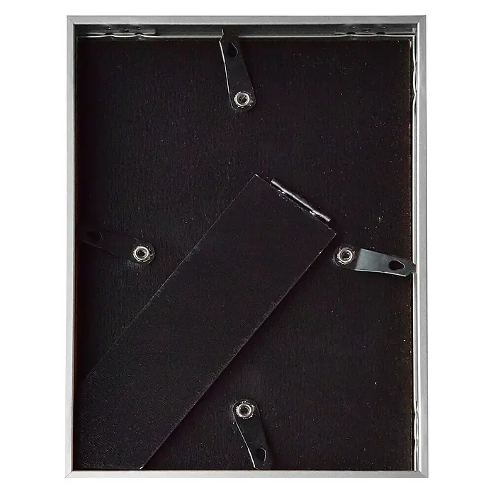Nielsen Alurahmen Pixel15 x 20 cm, Gold - Nahaufnahme der Rückseite eines silbernen Fotorahmens mit schwarzer Samt-Rückwand und Drehclips.