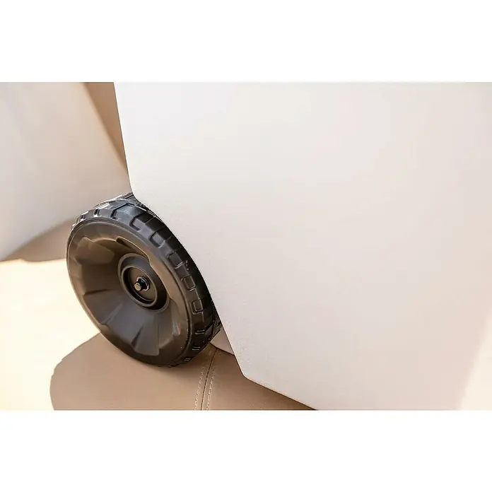 Coleman Nevera de camping Xtreme Marine - L x An x Al: 44 x 46 x 58 cm, Blanco, 47 l, Ruedas - Primer plano de una nevera blanca con una robusta rueda negra, ideal para transportar fácilmente alimentos y bebidas al aire libre.