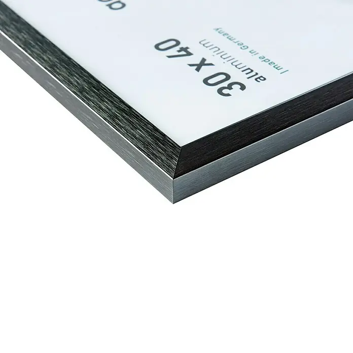 Accent Alurahmen Star - 13 x 18 cm, Grau - Nahaufnahme eines silberfarbenen Aluminium-Fotorahmens (30 x 40 cm) mit minimalistischem Design und klarer Linienführung, hergestellt in Deutschland.