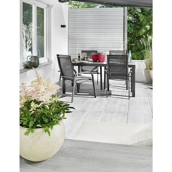 Sunfun Maja Gartenmöbel-Set I - 5 -tlg., Glas/Textilen, Anthrazit - Gartentisch-Set mit Metallrahmen und Netzstühlen auf einer Terrasse, ideal für Mahlzeiten im Freien und Entspannung.