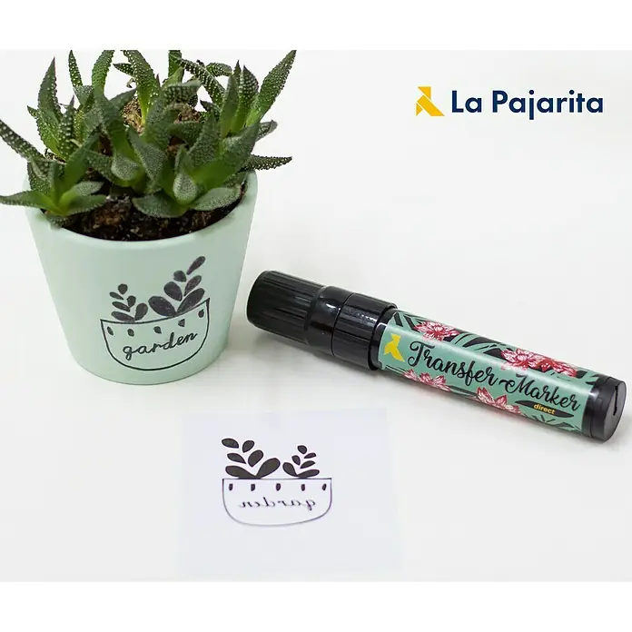 La Pajarita Marcador para ropa Transfer market direct - Incoloro - Primer plano de un rotulador de transferencia directa La Pajarita con un estampado floral, junto a una planta en maceta y un boceto.