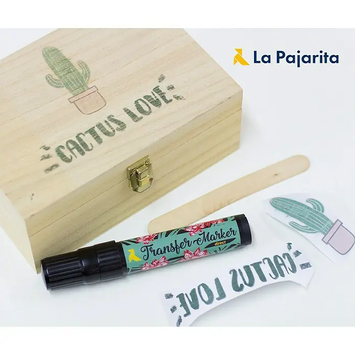 La Pajarita Marcador para ropa Transfer market direct - Incoloro - Caja de madera, rotulador de transferencia, palo de madera y papeles con un diseño de cactus y el texto "Cactus Love".