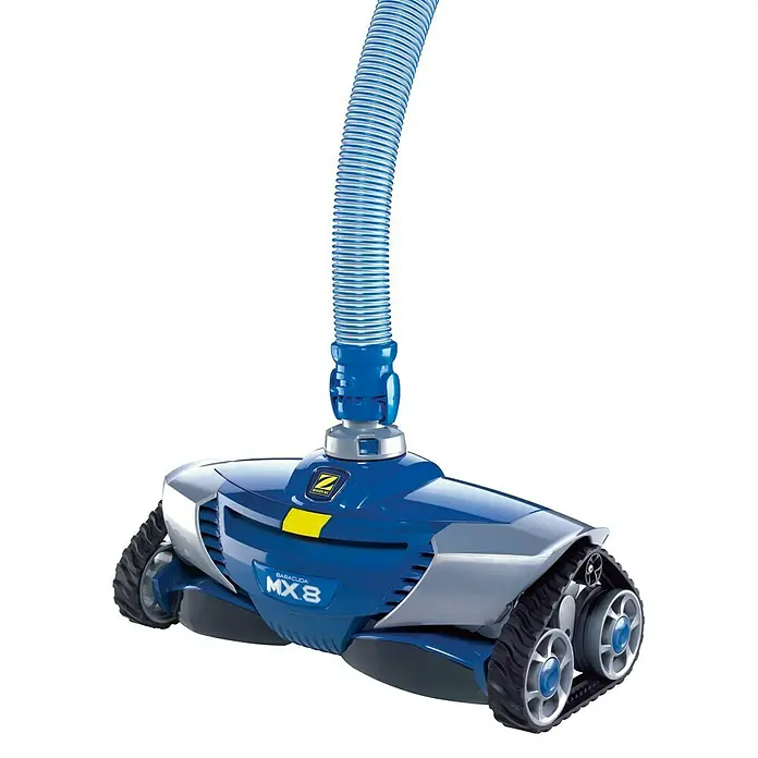 Zodiac Robot de piscina MX8 - Hidráulica, Piscinas hasta 1200 x 600 cm, 14 m³/h - La imagen muestra un limpiafondos azul Zodiac Barracuda MX8 con una manguera conectada, sobre un fondo blanco limpio.