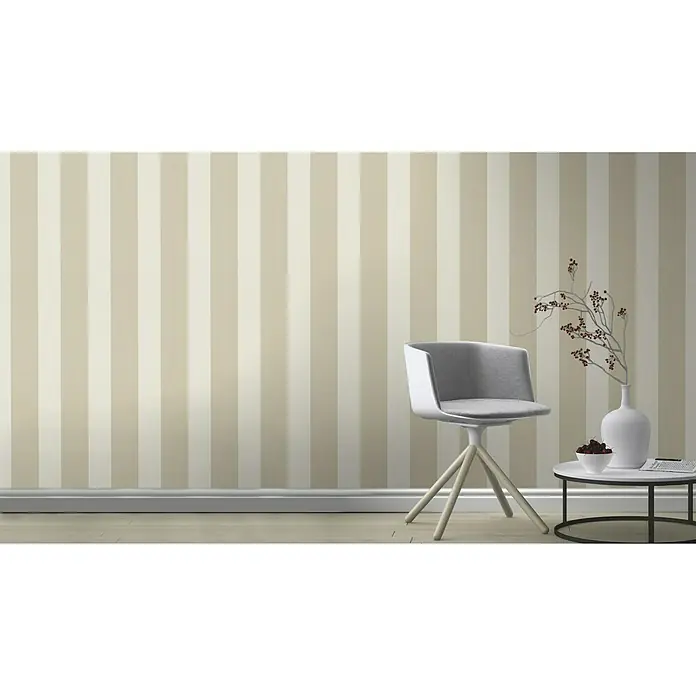 Rasch Tapetenwechsel Vliestapete Streifen - Beige, Streifen, 10,05 x 0,53 m - Ein minimalistischer Raum mit einer stilvollen Tapete mit vertikalen Streifen, einem modernen Stuhl und einem kleinen Tisch mit dekorativen Elementen.