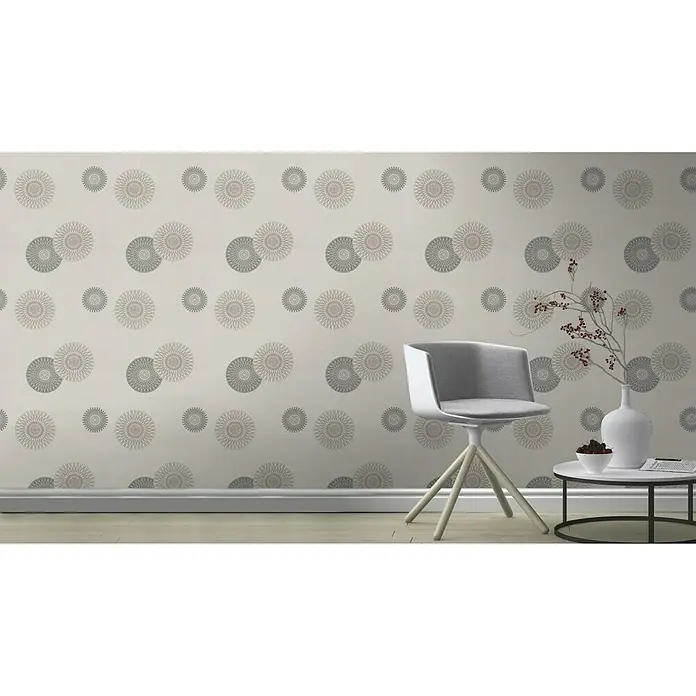 Rasch Tapetenwechsel Vliestapete - Grau, 10,05 x 0,53 m - Ein stilvoller, grauer Stuhl mit einem einzigartigen Muster an der Wand, der jedem Raum eine moderne Note verleiht.