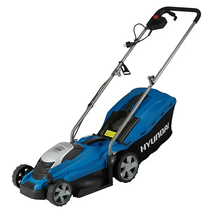 Hyundai Elektro-Rasenmäher LM3301E - 1.300 W, Schnittbreite: 33 cm - Ein blauer Hyundai-Rasenmäher mit Fangkorb und Stromkabel ist auf einem weißen Hintergrund abgebildet.