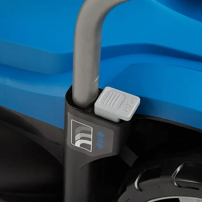 Hyundai Elektro-Rasenmäher LM3301E - 1.300 W, Schnittbreite: 33 cm - Detailaufnahme eines blauen Rasenmähers mit einem grauen Griff und einem hellgrauen Knopf mit der Aufschrift "PUSH".