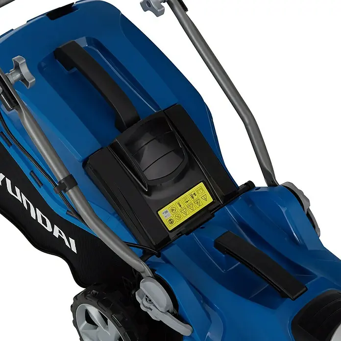 Hyundai Elektro-Rasenmäher LM4001E - 1.800 W, Schnittbreite: 40 cm - Nahaufnahme eines blauen Hyundai Rasenmähers mit schwarzem Griff und Bedienfeld, das Sicherheitshinweise zeigt, ideal für Gartenarbeiten.
