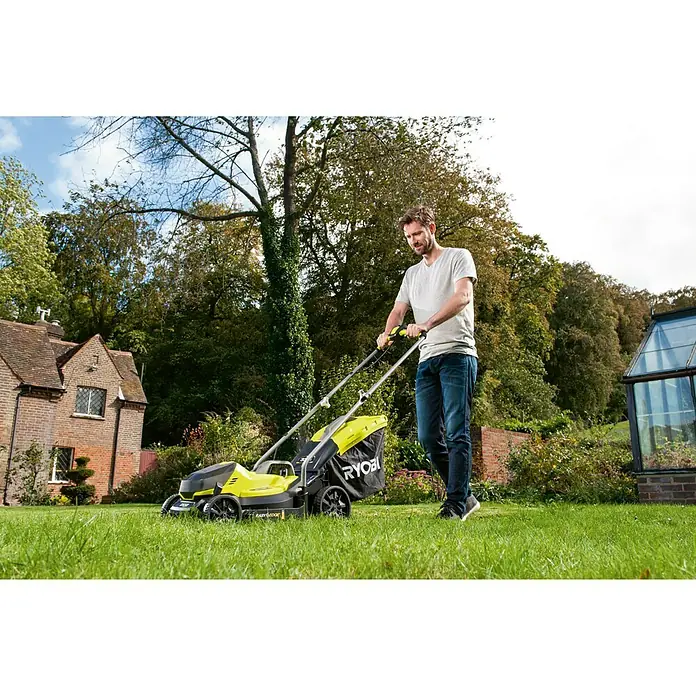 Ryobi ONE+ Cortacésped de batería RLM18X33B40 - 18 V, 1 batería, 4 Ah, Ancho de corte: 33 mm - Un hombre está cortando el césped con una cortadora de césped Ryobi amarilla y negra en un jardín.