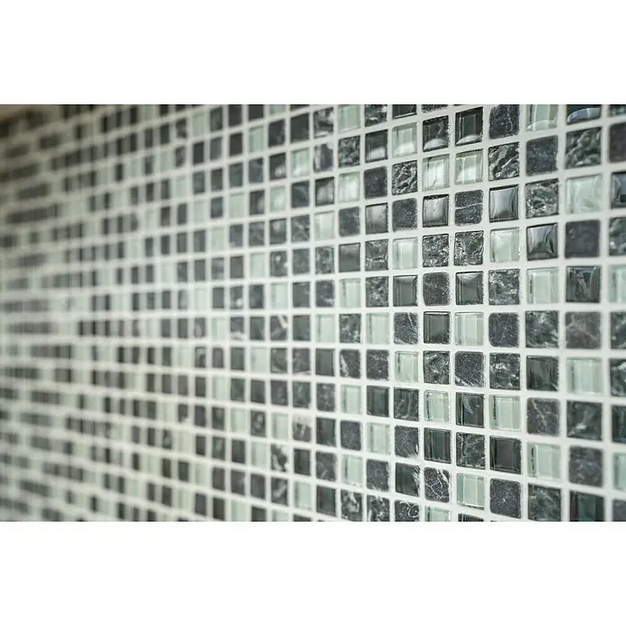 Mosaikfliese Quadrat Crystal Mix XCM M810 - 30,5 x 32,2 cm, Grau/Grün, Glänzend - Nahaufnahme einer Wand mit quadratischen Mosaikfliesen in Grau- und Weißtönen, die ein modernes und stilvolles Design erzeugen.