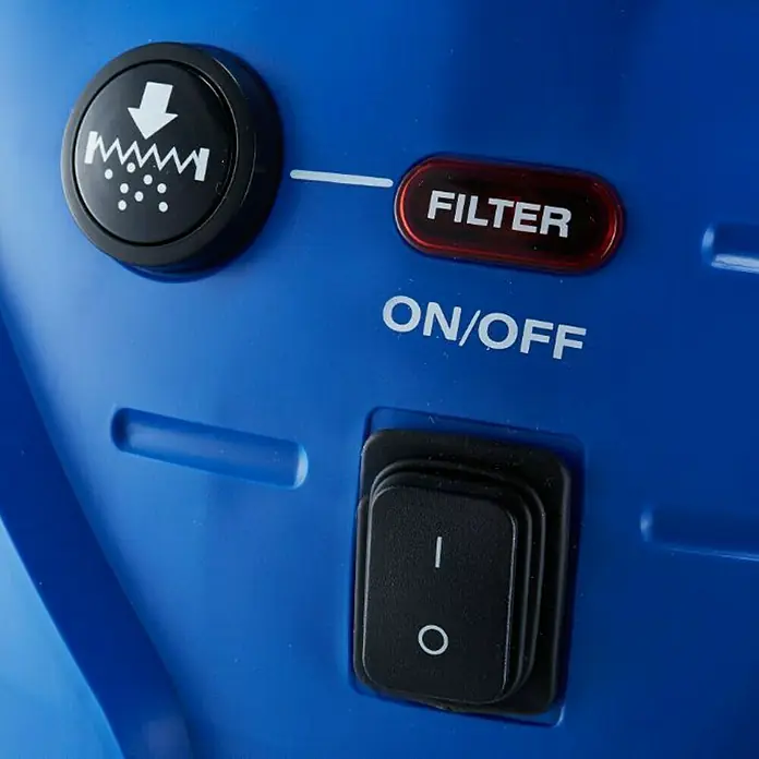 Nilfisk Elektro-Nass- & Trockensauger Multi II 22 Inox - 1.200 W, Behältervolumen: 22 l, Mit Beutel - Nahaufnahme der Bedienelemente eines Sprühgeräts, einschließlich Leistungsregler, Filterknopf und Ein-/Ausschalter für präzise Einstellungen.