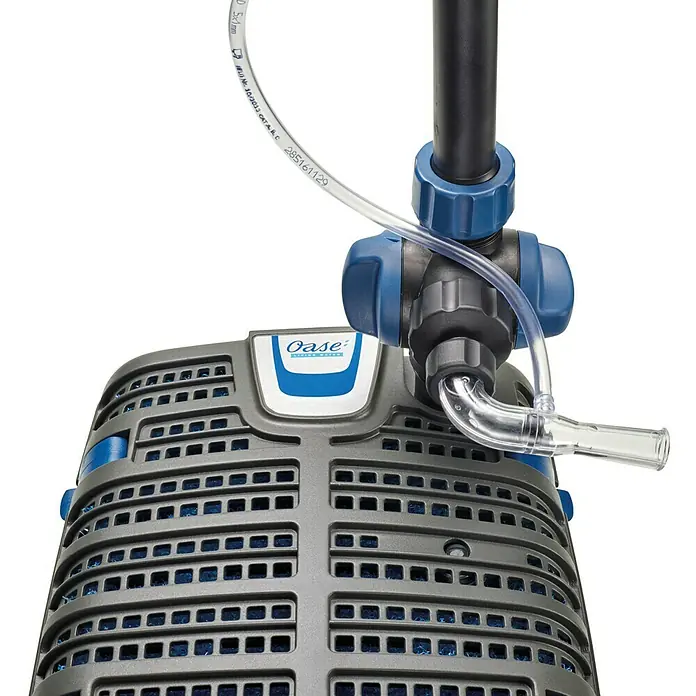 Oase Unterwasserfilter Filtral UVC 3000 - 9 W, Teichgröße: 3 m³ - Nahaufnahme eines Oase Filterpumpensystems, das fortschrittliche Wasserreinigung für Gartenteiche bietet.