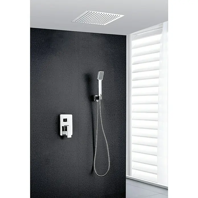 Imex Sistema de ducha empotrado Gales - Cromo - Juego de cabezal de ducha con ducha de lluvia cuadrada y teleducha con manguera, montado en una pared oscura en un baño.