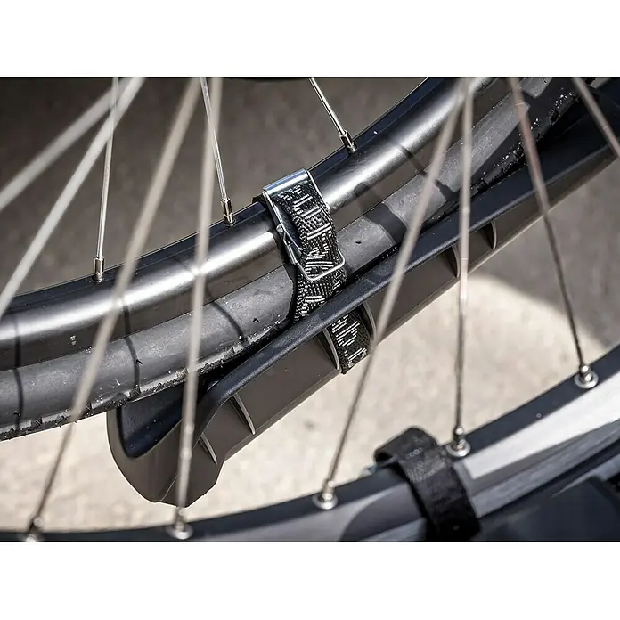 Eufab Fahrradträger Crow - Geeignet für: 2 Fahrräder, Max. Ladegewicht: 50 kg, Passend für: Fahrzeuge mit Anhängerkupplung - Detailaufnahme eines Fahrradträgers mit Befestigungsgurt am Rad. Der Gurt sichert das Fahrrad auf dem Träger.