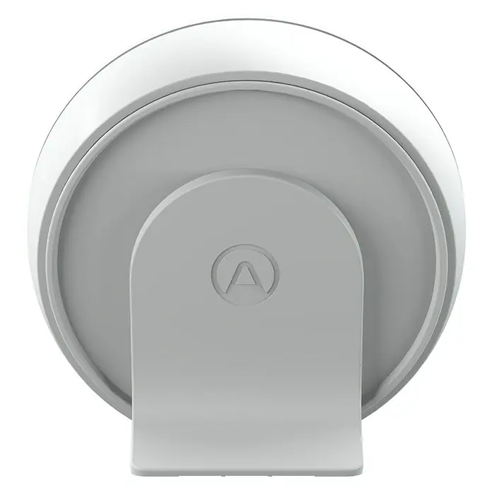 Airthings Luftqualitätsmonitor Wave Mini - Durchmesser: 80 mm, Batterielaufzeit: 3 Jahre - Nahaufnahme eines weißen Audiosensors mit Halterung. Das runde Gerät hat ein kleines Logo in der Mitte des Halters.