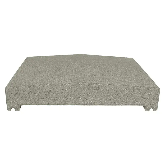 Christoph Mauerabdeckplatte S - 25 x 31 x 5 cm, Grau, Beton - Nahaufnahme einer grauen Betonabdeckung mit einer leicht geneigten Oberseite und Aussparungen an der Unterseite.