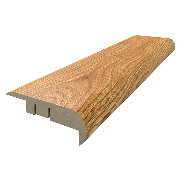 Perfil de escalera Roble Miel - 2,44 m x 68 mm x 22 mm - Vista detallada de un perfil de borde de escalera de madera, combinando funcionalidad y estética natural.