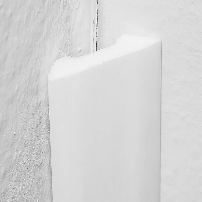 Zierprofil Kabelkanal L 45 - 200 x 4,5 x 4,5 cm, XPS-Hartschaumplatten - Weiße Eckschutzleiste an einer Wand, die Ecken vor Beschädigungen schützt und gleichzeitig ein sauberes Aussehen verleiht.